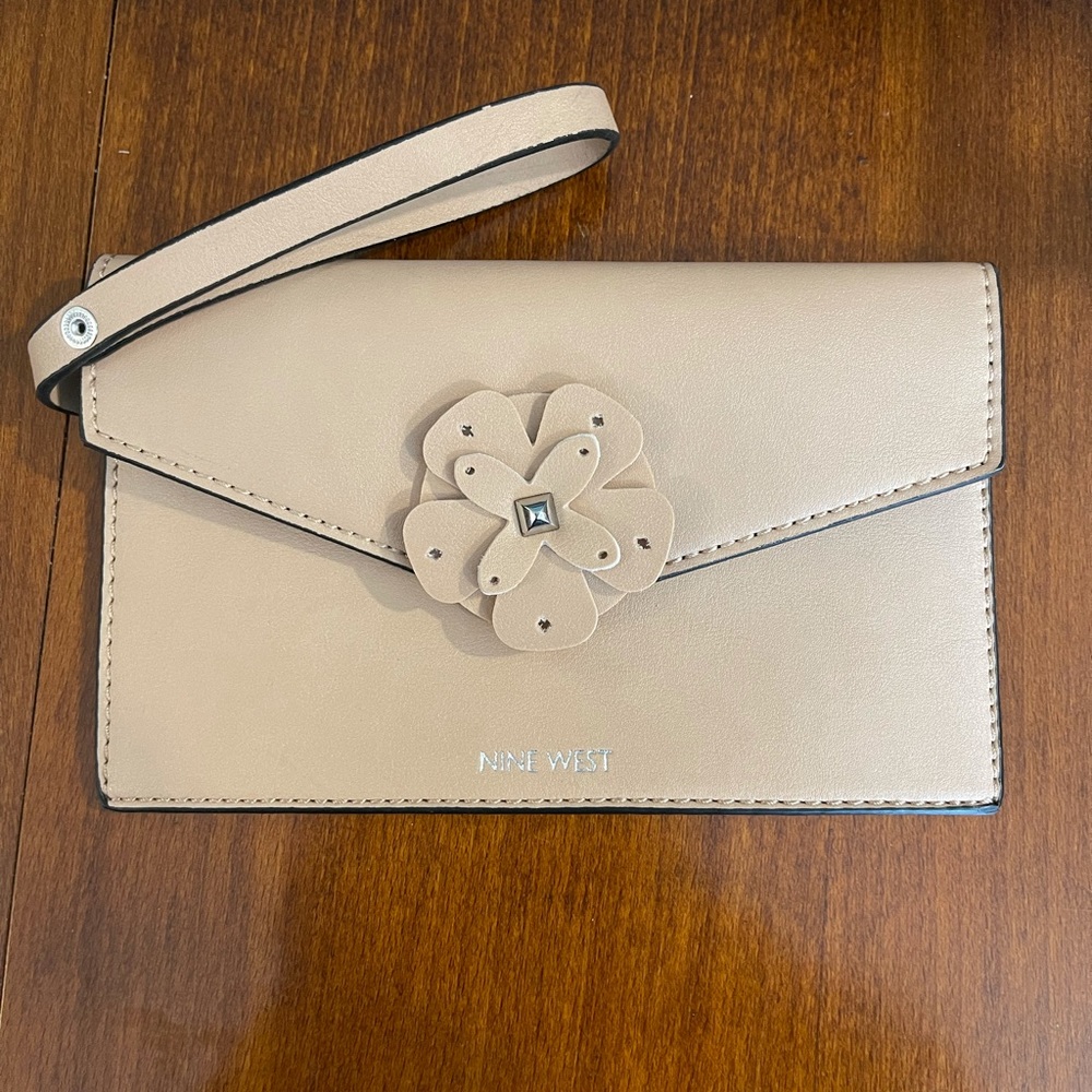 Nine West beige wristlet purse
